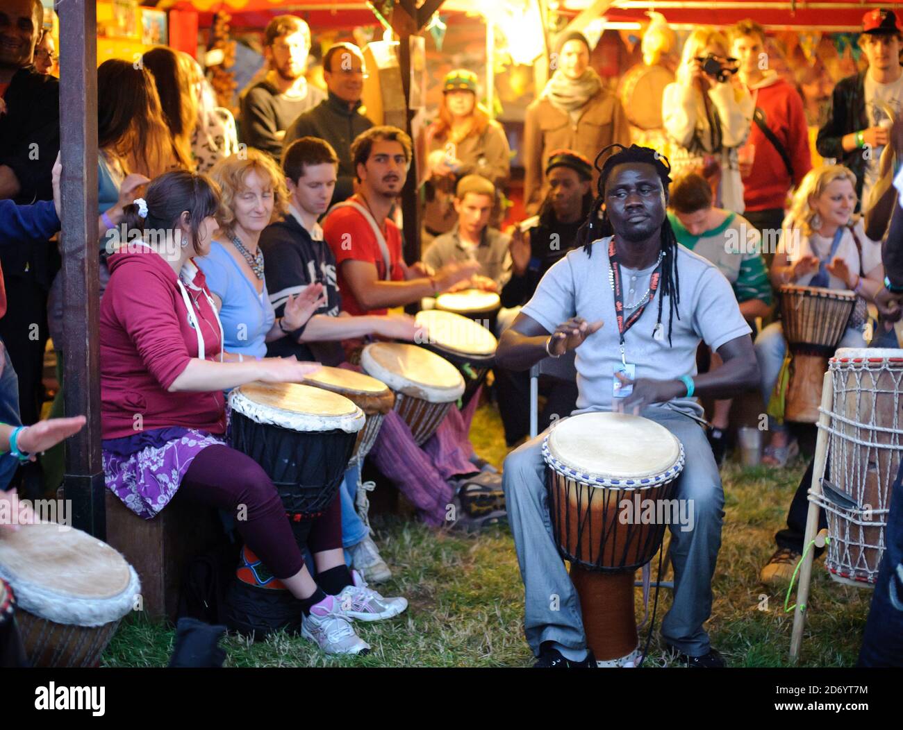 Un laboratorio di drumming al festival di Womad a Charlton Park, Wiltshire. Foto Stock