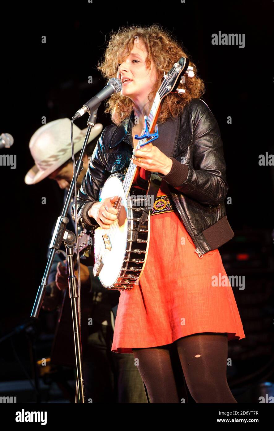 Abigail Washburn si esibisce al festival Womad di Charlton Park, Wiltshire. Foto Stock