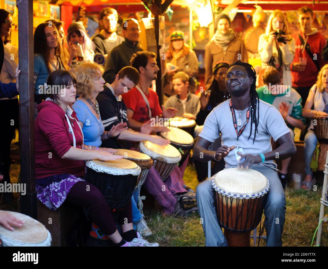 Un laboratorio di drumming al festival di Womad a Charlton Park, Wiltshire. Foto Stock