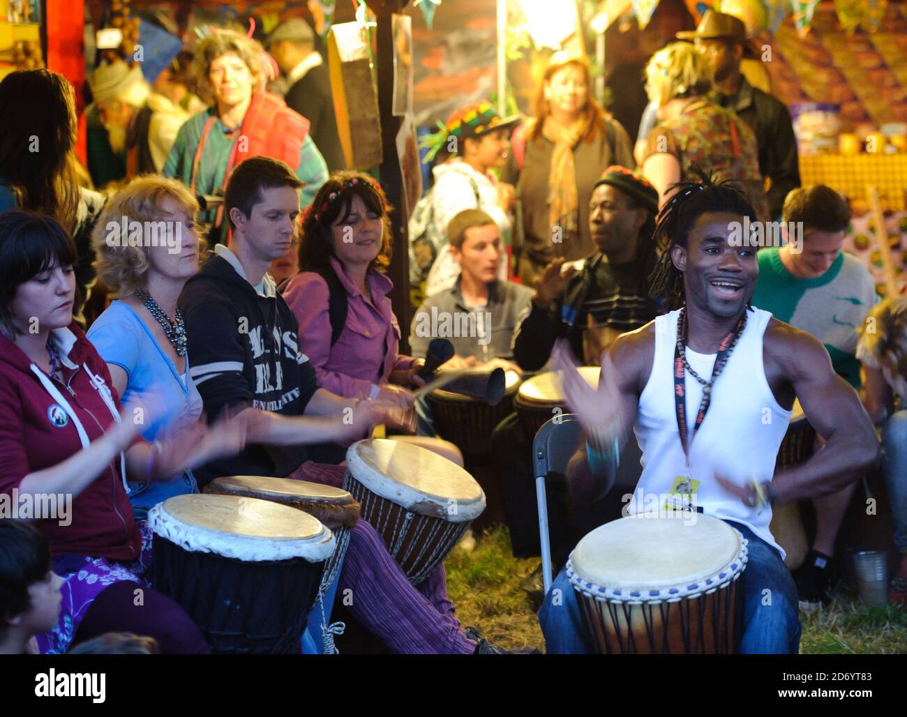 Un laboratorio di drumming al festival di Womad a Charlton Park, Wiltshire. Foto Stock