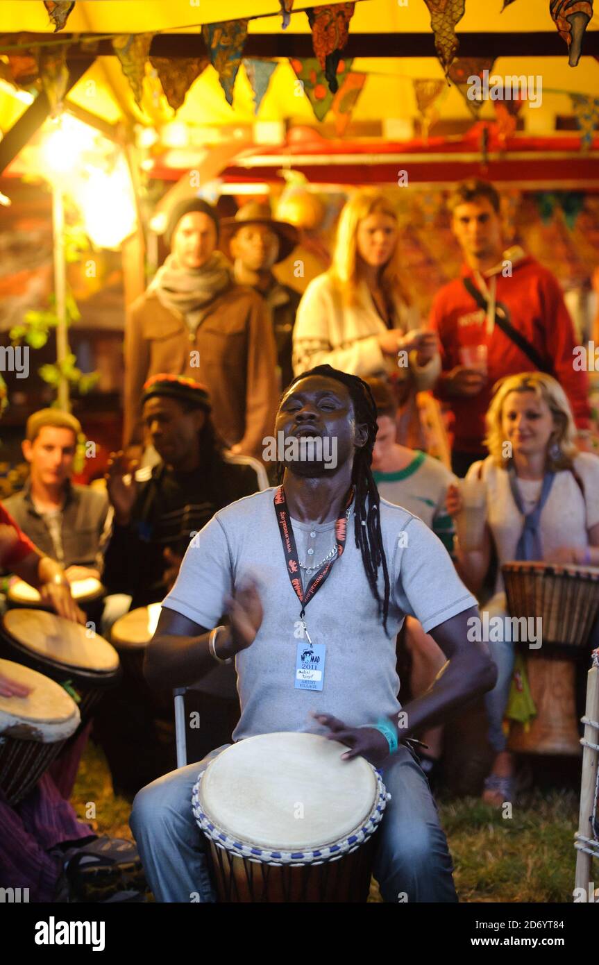 Un laboratorio di drumming al festival di Womad a Charlton Park, Wiltshire. Foto Stock