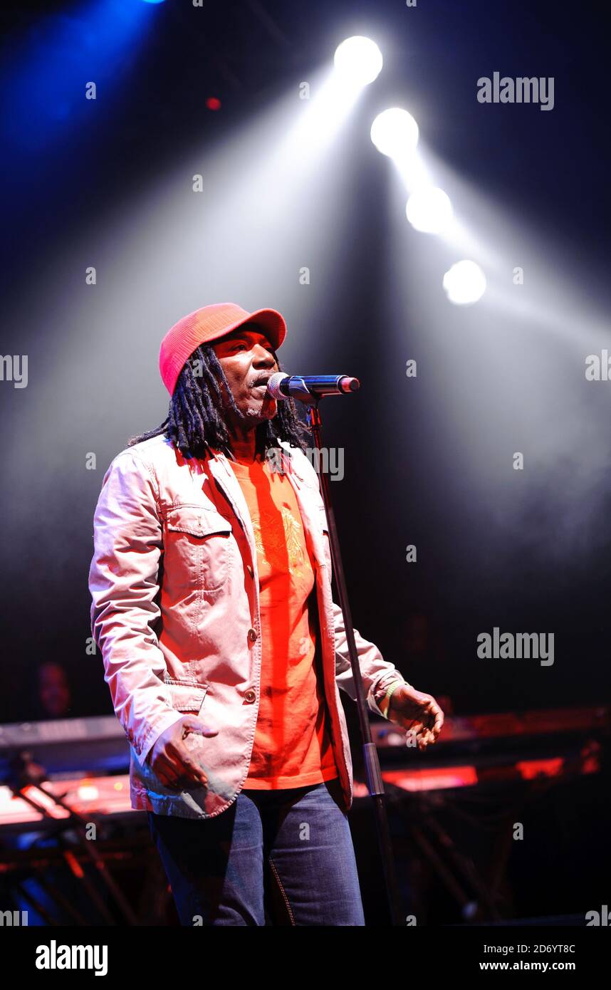 Alpha Blondy si esibisce al festival Womad di Charlton Park, Wiltshire. Foto Stock