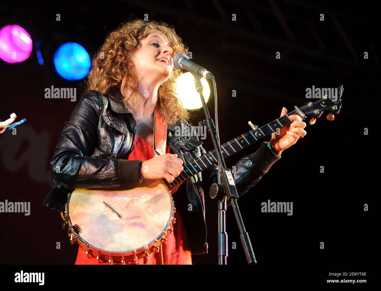 Abigail Washburn si esibisce al festival Womad di Charlton Park, Wiltshire. Foto Stock
