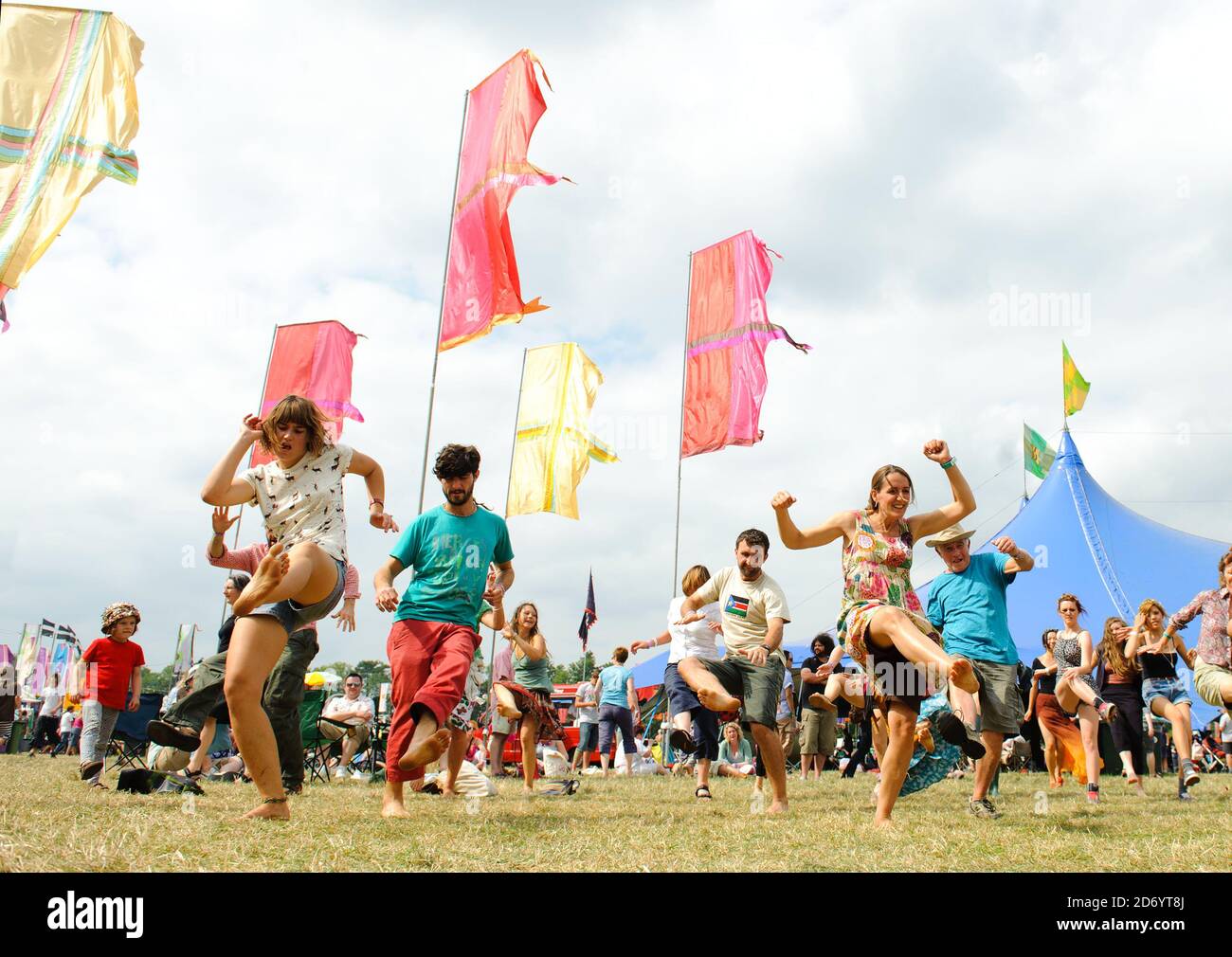 Un laboratorio di danza al festival Womad di Charlton Park, Wiltshire. Foto Stock