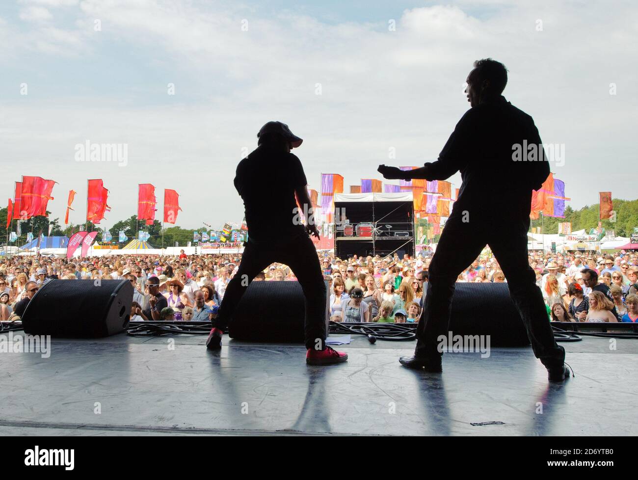 Il campione di chitarra aerea Thom Wilding (l) sul palco con Justin Adams, mentre i festaioli del 2227 rompono il record mondiale di chitarra aerea, in aiuto di Charity Action on Hearing Loss, al festival Womad di Charlton Park, Wiltshire. Foto Stock