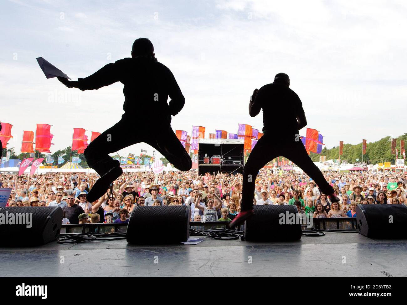 Il campione di chitarra aerea Thom Wilding (r) sul palco con Justin Adams, mentre i festaioli del 2227 rompono il record mondiale di chitarra aerea, in aiuto di Charity Action on Hearing Loss, al festival Womad di Charlton Park, Wiltshire. Foto Stock