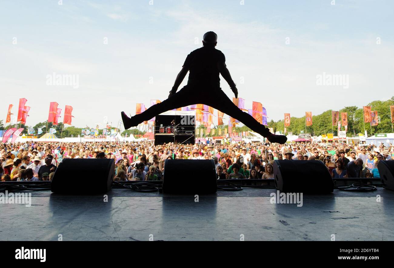 Il campione di chitarra aerea Thom Wilding sul palco mentre 2227 goers del festival rompono il record mondiale di chitarra aerea, in aiuto di Charity Action on Hearing Loss, al festival Womad di Charlton Park, Wiltshire. Foto Stock