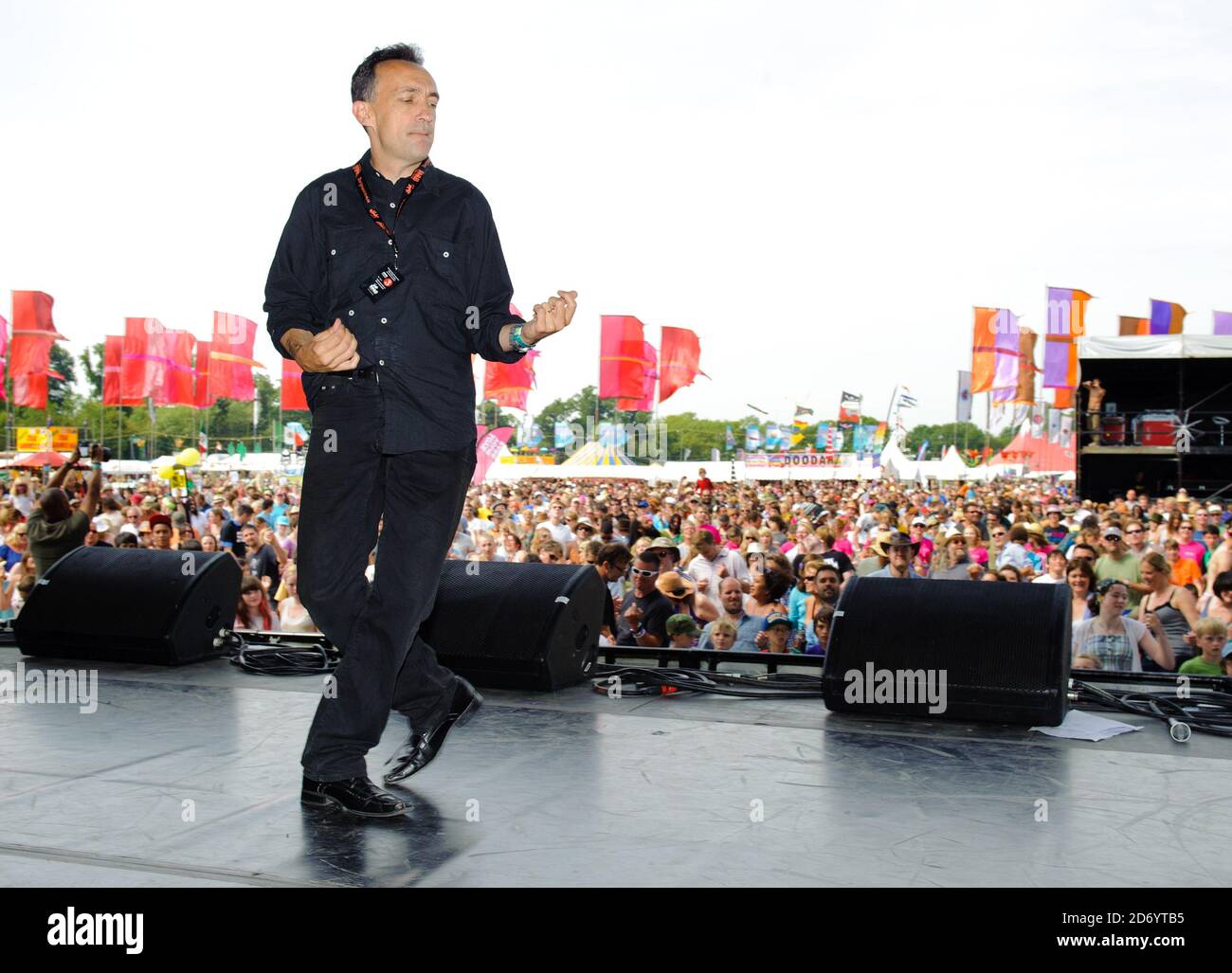 Justin Adams sul palco come 2227 goers festival rompere il record mondiale di chitarra aerea, in aiuto di Charity Action on Hearing Loss, al festival Womad a Charlton Park, Wiltshire. Foto Stock