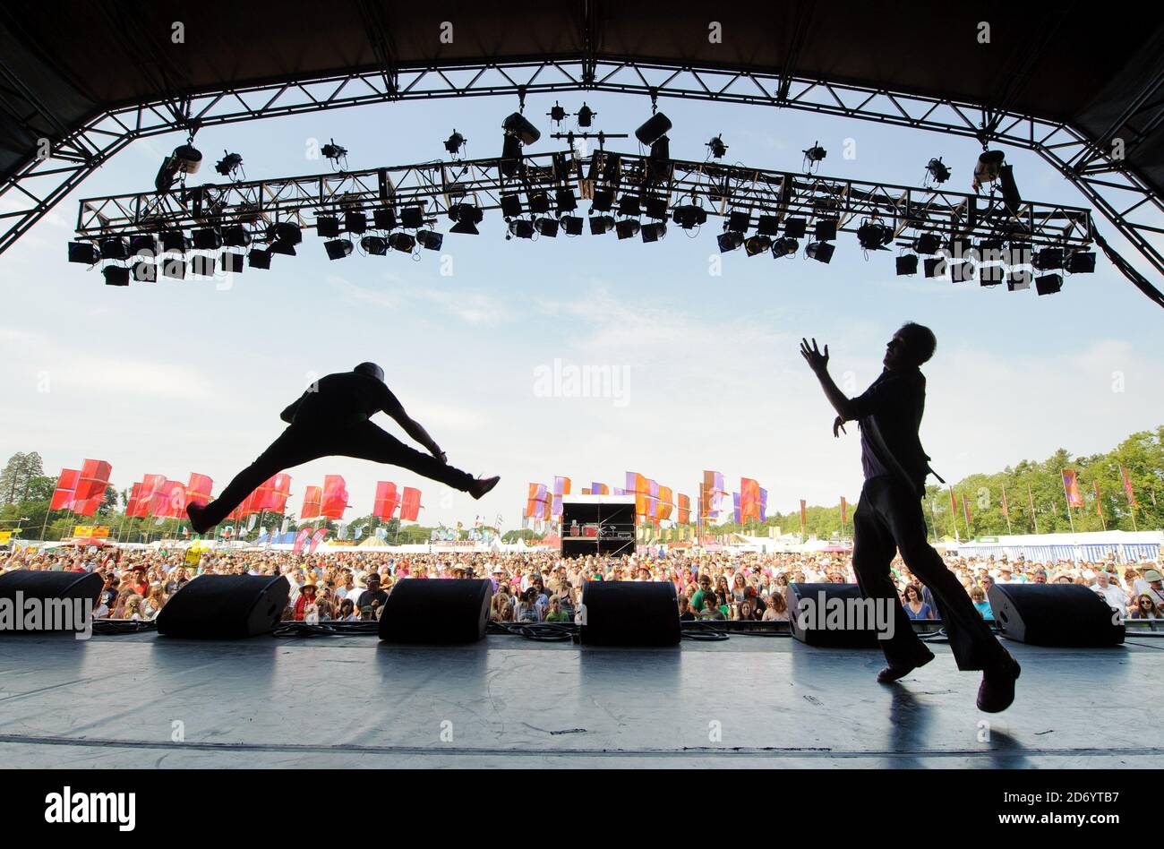 Il campione di chitarra aerea Thom Wilding sul palco mentre 2227 goers del festival rompono il record mondiale di chitarra aerea, in aiuto di Charity Action on Hearing Loss, al festival Womad di Charlton Park, Wiltshire. Foto Stock