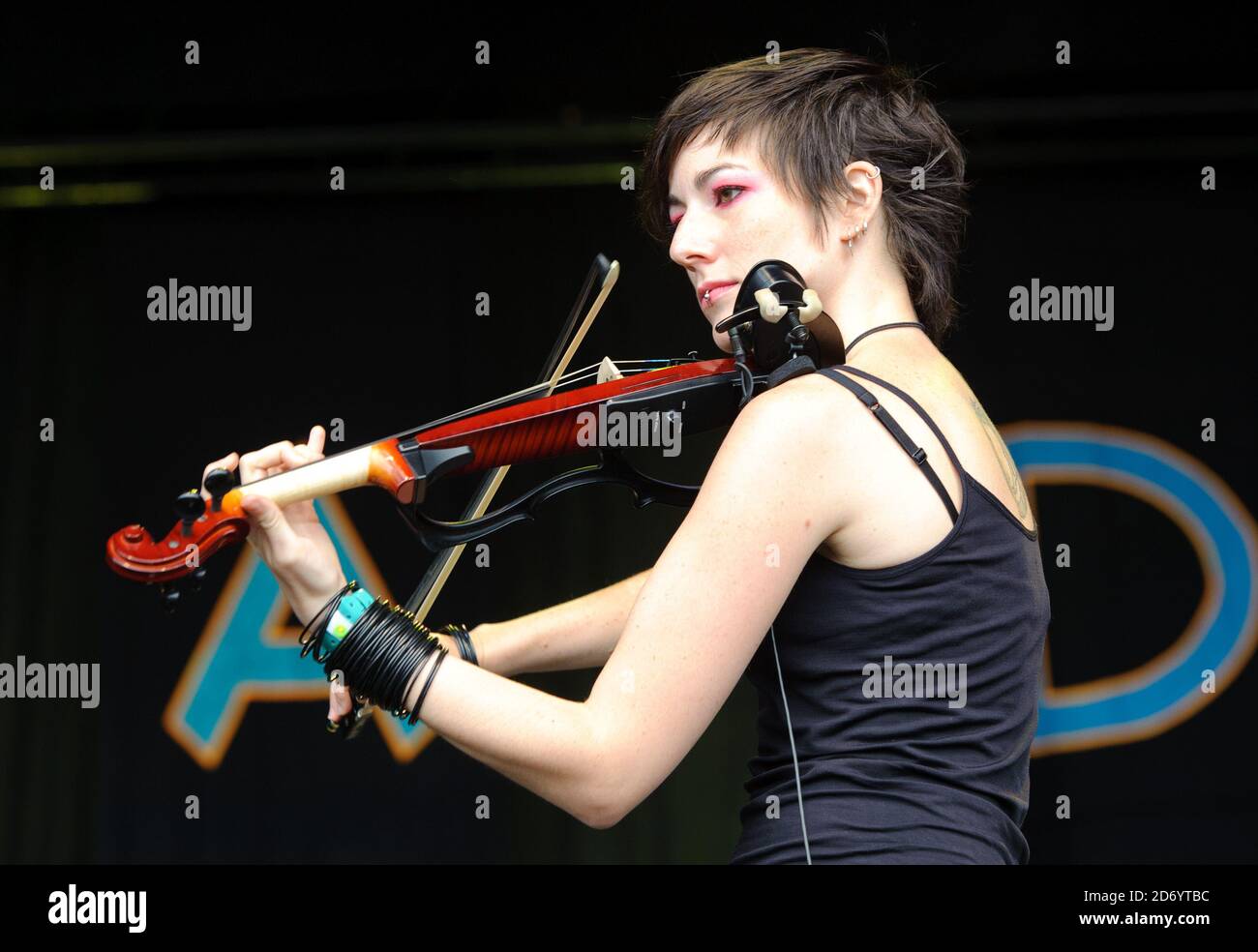 Nidi D'Arac si esibisce al festival Womad di Charlton Park, Wiltshire. Foto Stock