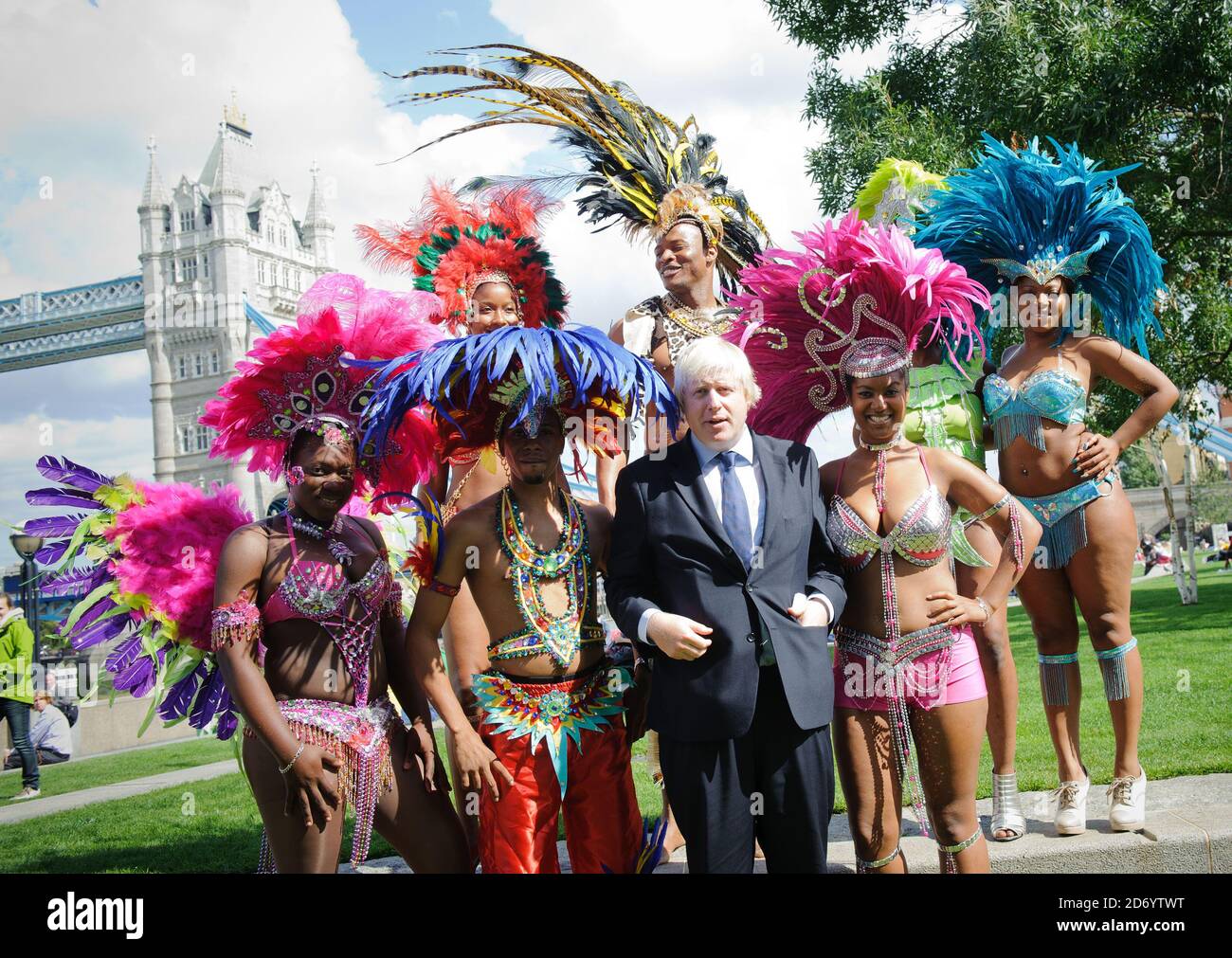 Boris Johnson ha ritratto con i membri della Genesis Mas band, che si esibirà al Notting Hill Carnival questo fine settimana, a Potters Fields nel centro di Londra. Foto Stock