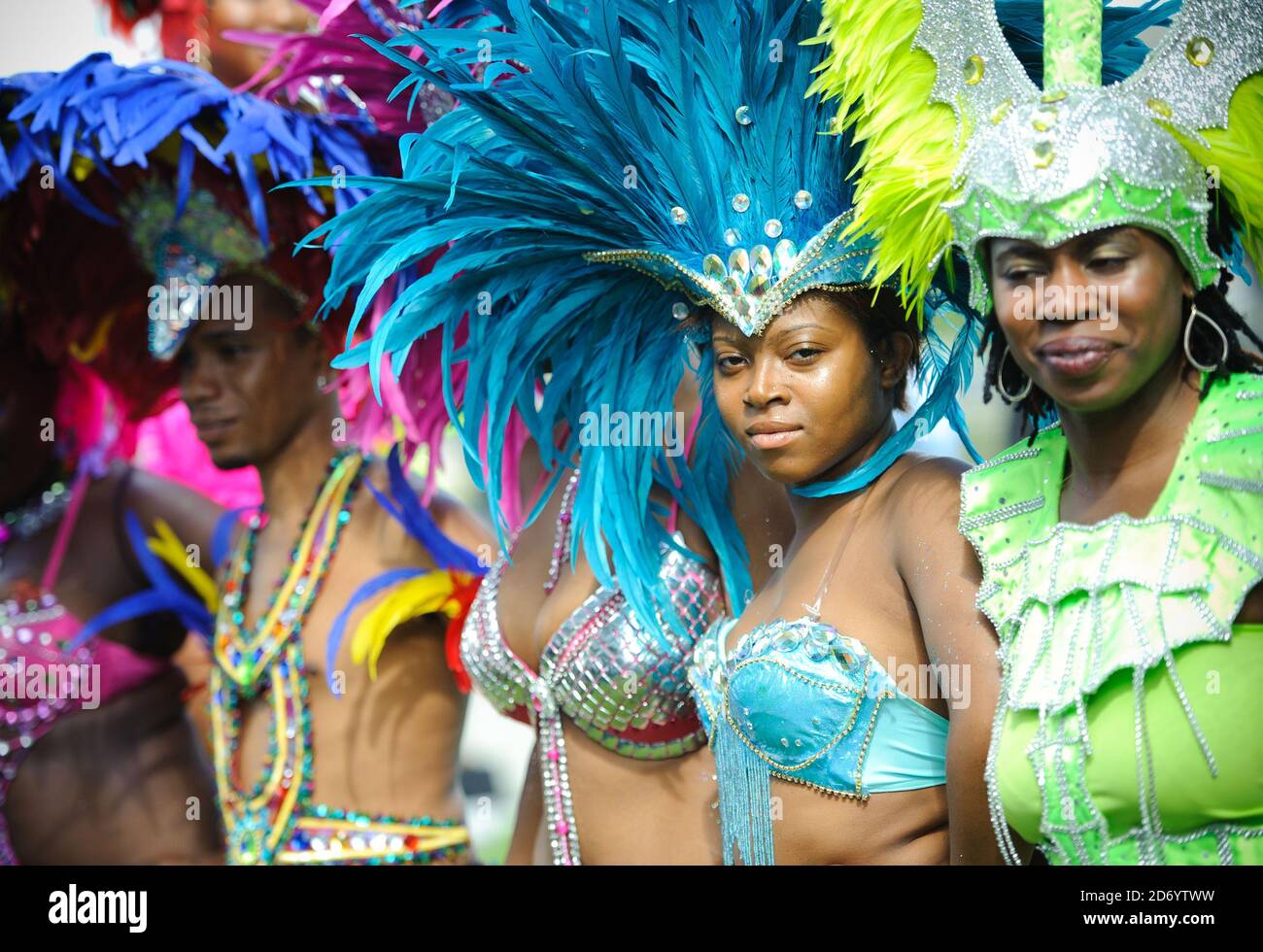 I membri della Genesis Mas band, che si esibiranno al Notting Hill Carnival questo fine settimana, a Potters Fields nel centro di Londra. Foto Stock