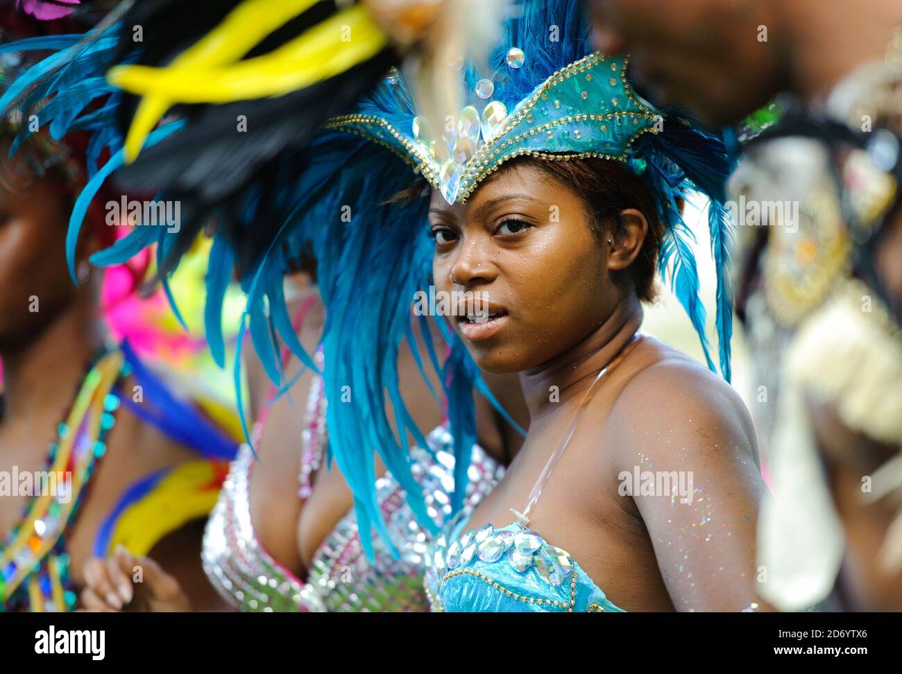 I membri della Genesis Mas band, che si esibiranno al Notting Hill Carnival questo fine settimana, a Potters Fields nel centro di Londra. Foto Stock