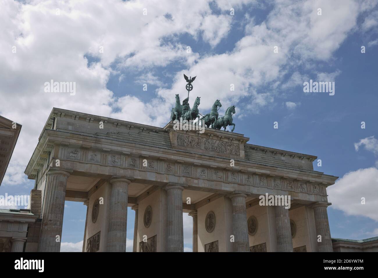 Berlino, Germania - 13 luglio 2017: Porta di Brandeburgo a Berlino, Germania. Monumento architettonico nel centro storico di Berlino. Simbolo e monumento dell'arco Foto Stock
