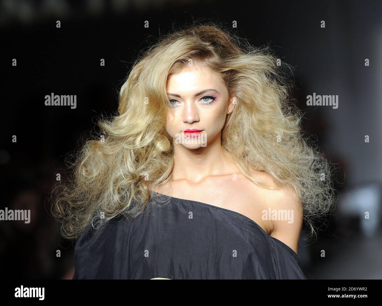 Modelli sulla passerella alla sfilata di moda Jena Theo, tenuta presso la sede MBC nel centro di Londra come parte della London Fashion Week. Foto Stock