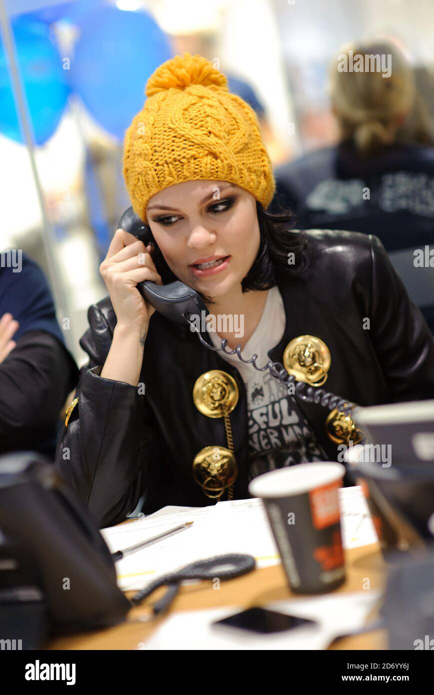 Jessie J aiuta i telefoni durante un'asta di beneficenza, come parte del capitale FM aiuta un bambino di beneficenza appello. L'appello è raccogliere fondi per la Teenage Cancer Trust nei prossimi 3 giorni. Foto Stock