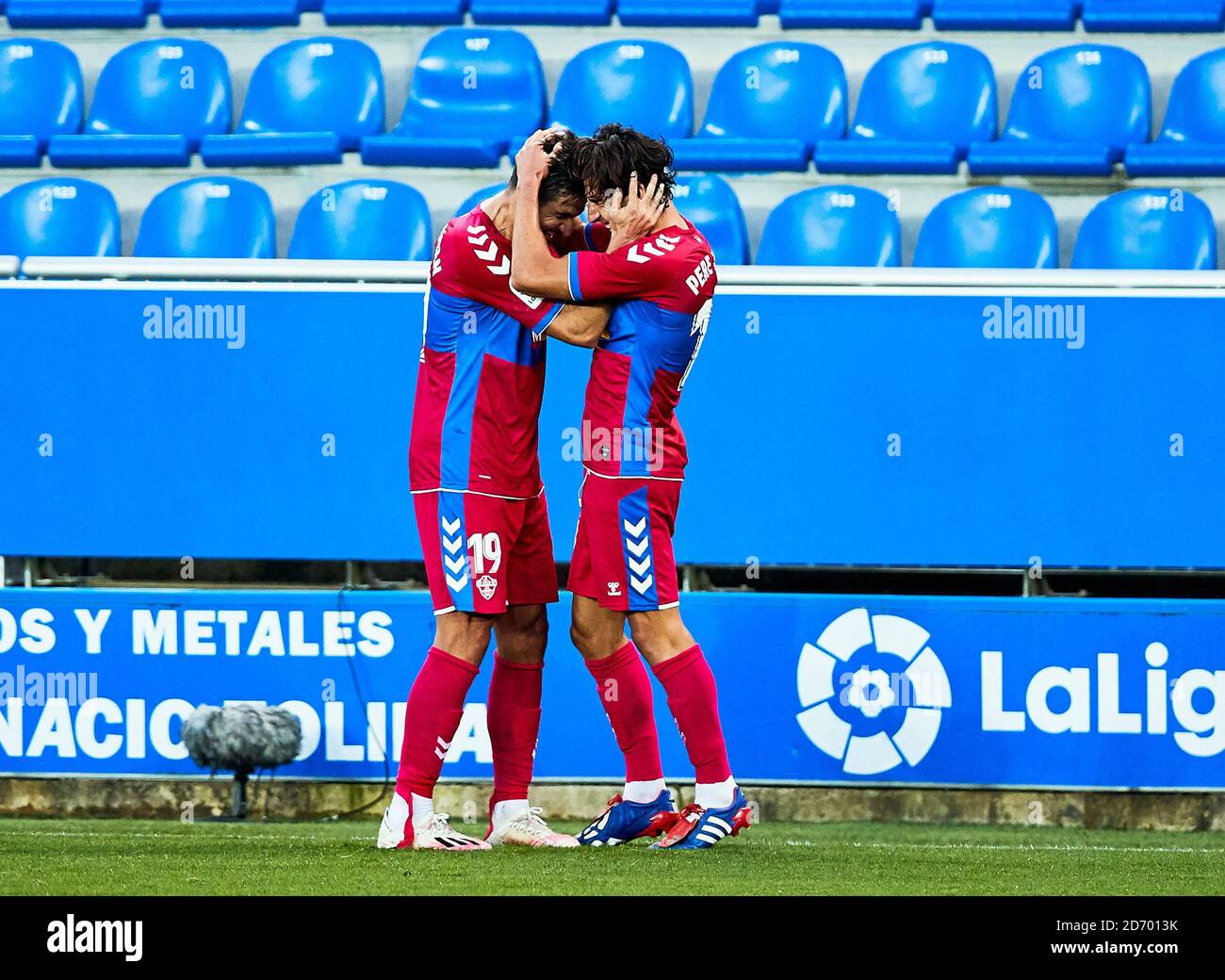 Ere Milla di Elche festeggia il suo obiettivo con Antonio Barragan Durante il campionato spagnolo la Liga partita di calcio tra Deportivo Alaves ed ELC Foto Stock