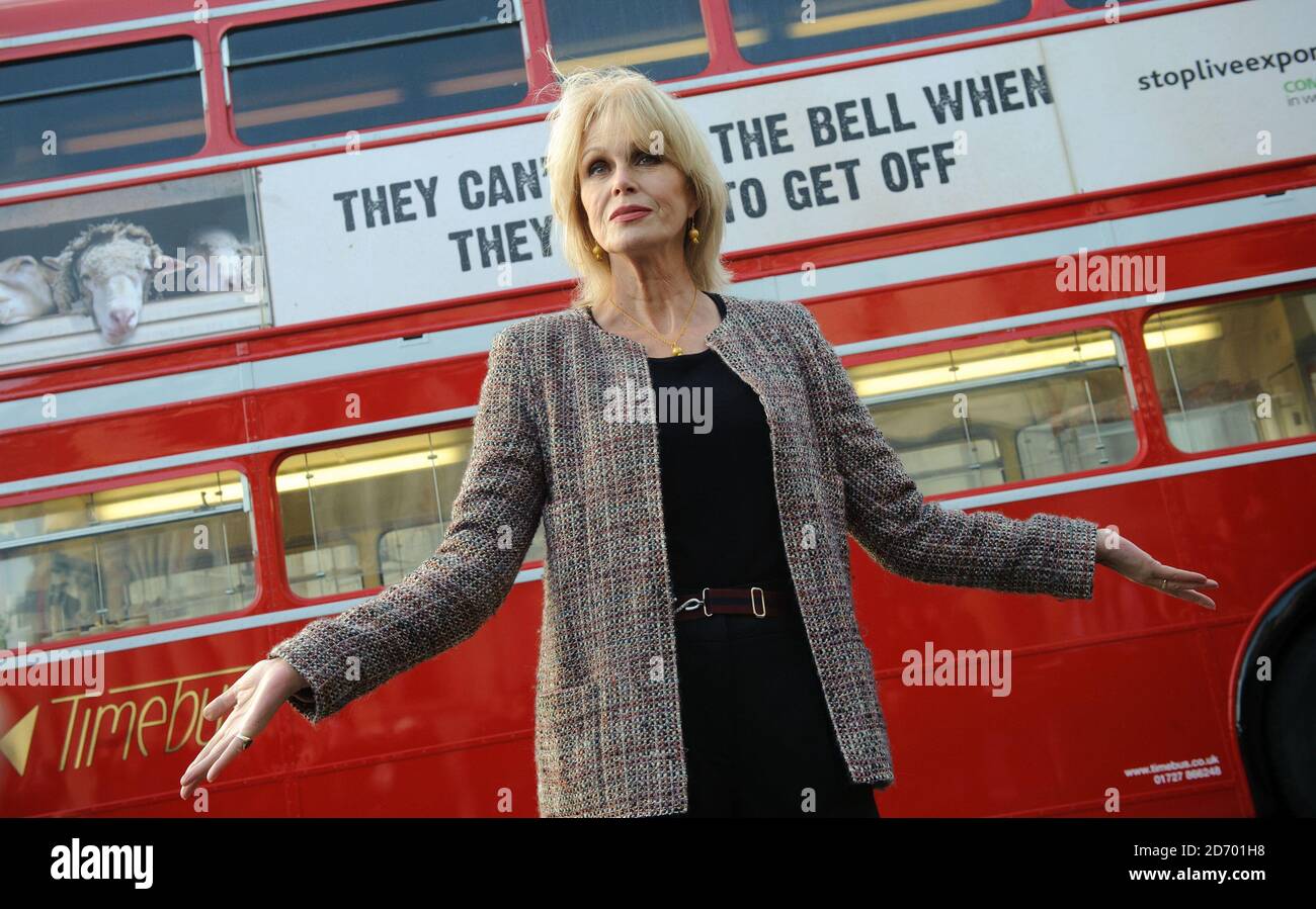 Joanna Lumley ha fotografato con un autobus Routemaster a Trafalgar Square, Londra, per svelare la compassione negli annunci di autobus a livello nazionale di World Farming, come parte della loro campagna del 2012 contro il trasporto a lunga distanza di animali vivi. Foto Stock