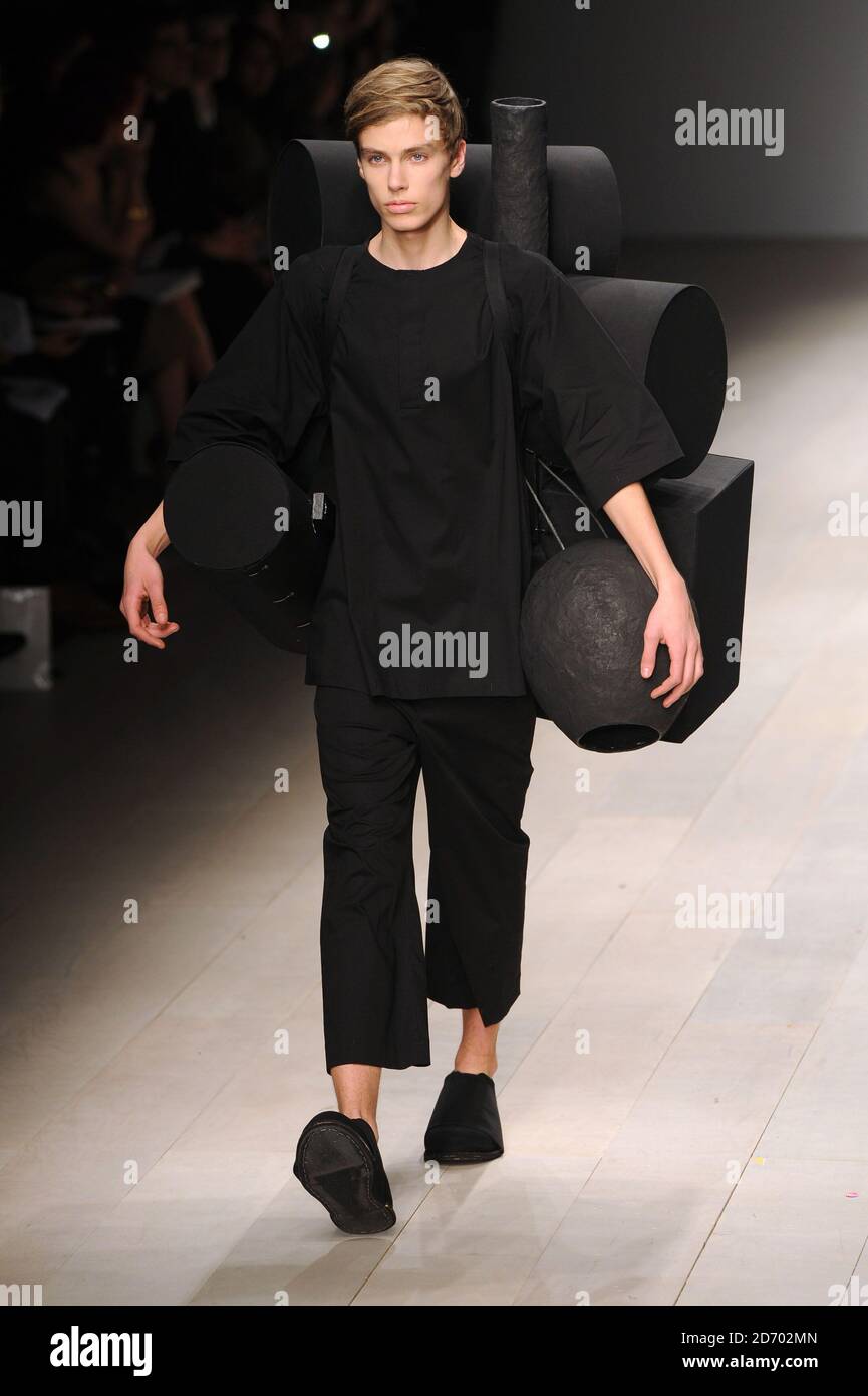 Un modello indossa una creazione di Craig Green al Central St Martins Fahion Show, che si tiene presso la sede del BFC a Somerset House, come parte della London Fashion Week. Foto Stock