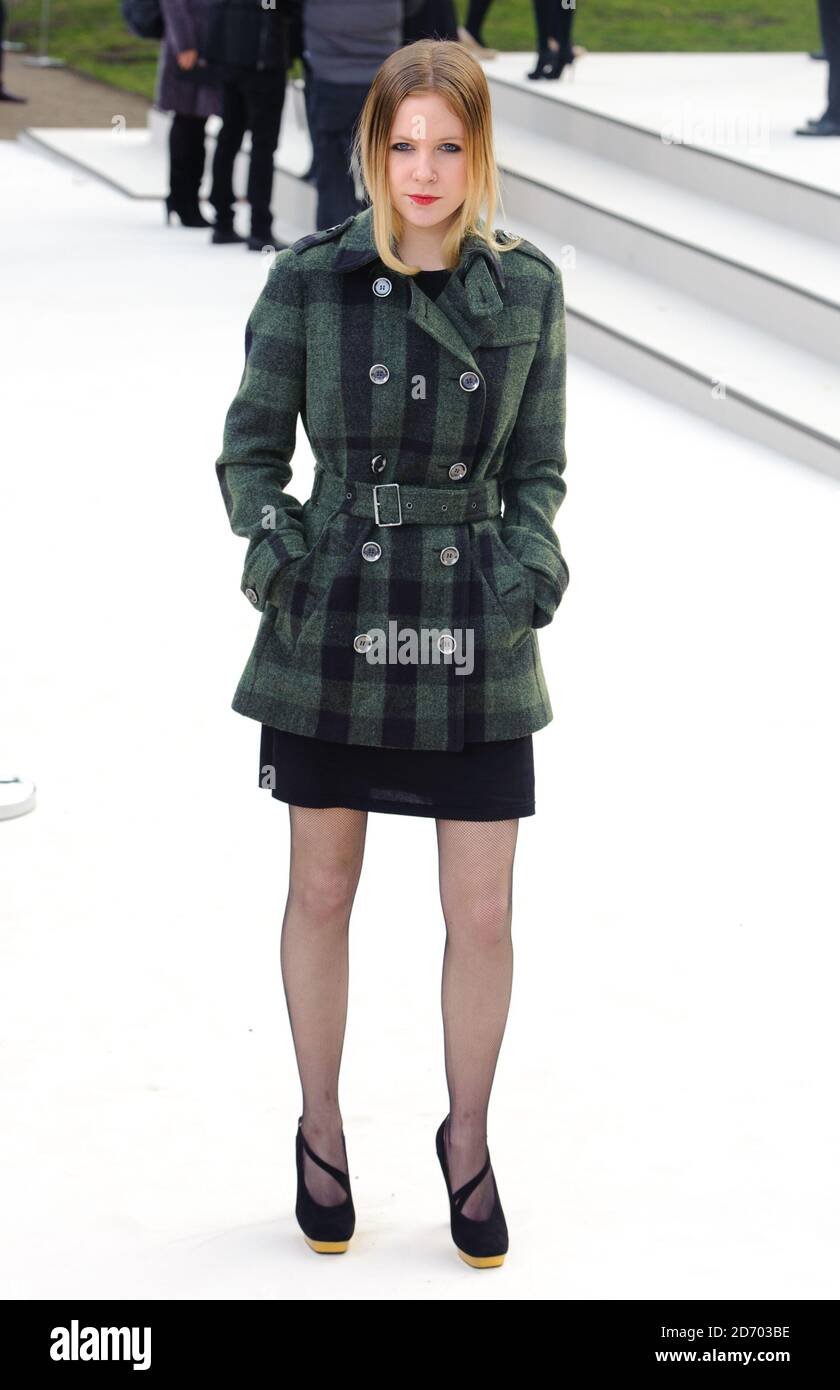 Misty Miller in arrivo per lo spettacolo Burberry Prorsum a Kensington Gore, Londra, durante la London Fashion Week. Foto Stock