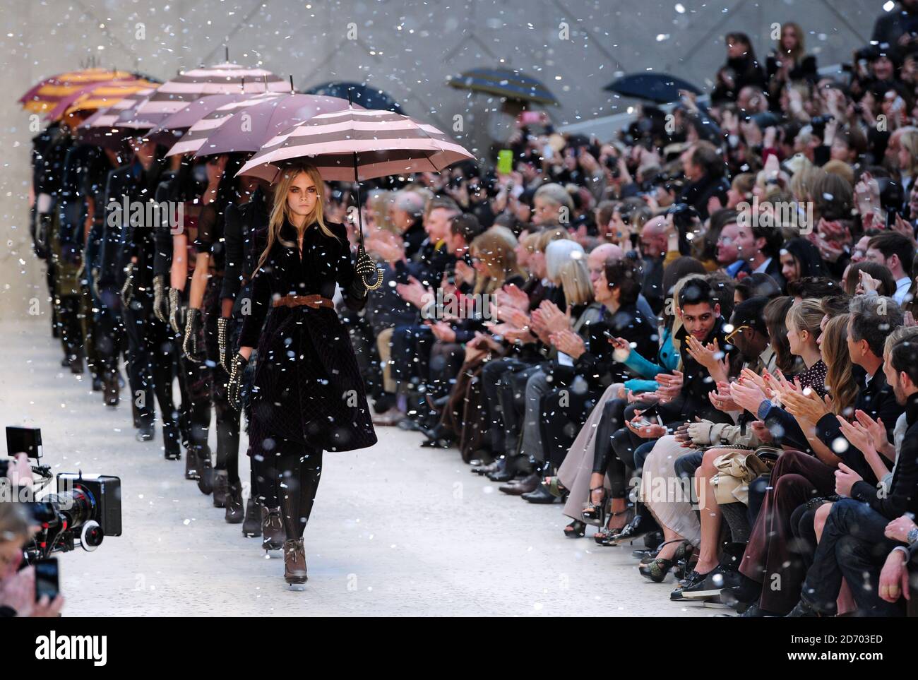 Cara Delevingne e Models sulla passerella allo spettacolo Burberry Prorsum a Kensington Gore, Londra, durante la London Fashion Week. Foto Stock