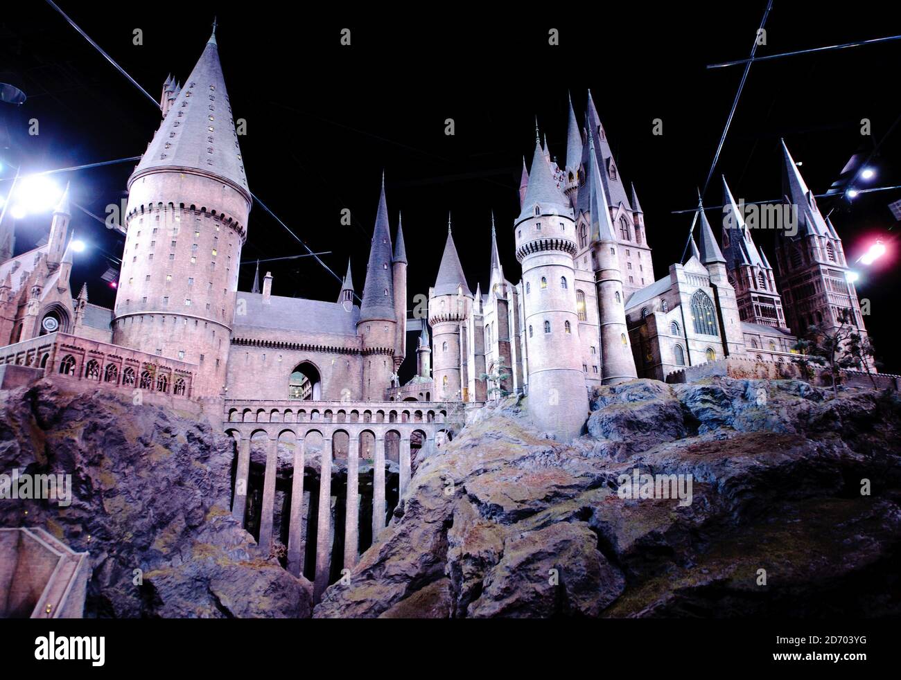 Il modello in scala 1:24 di Hogwarts fatto a mano, che è stato usato nelle riprese delle 7 pellicole di Harry Potter. Il modello è esposto al Warner Bros Studio Tour London - The Making of Harry Potter, che apre a Hertfordshire il 31 marzo. Foto Stock