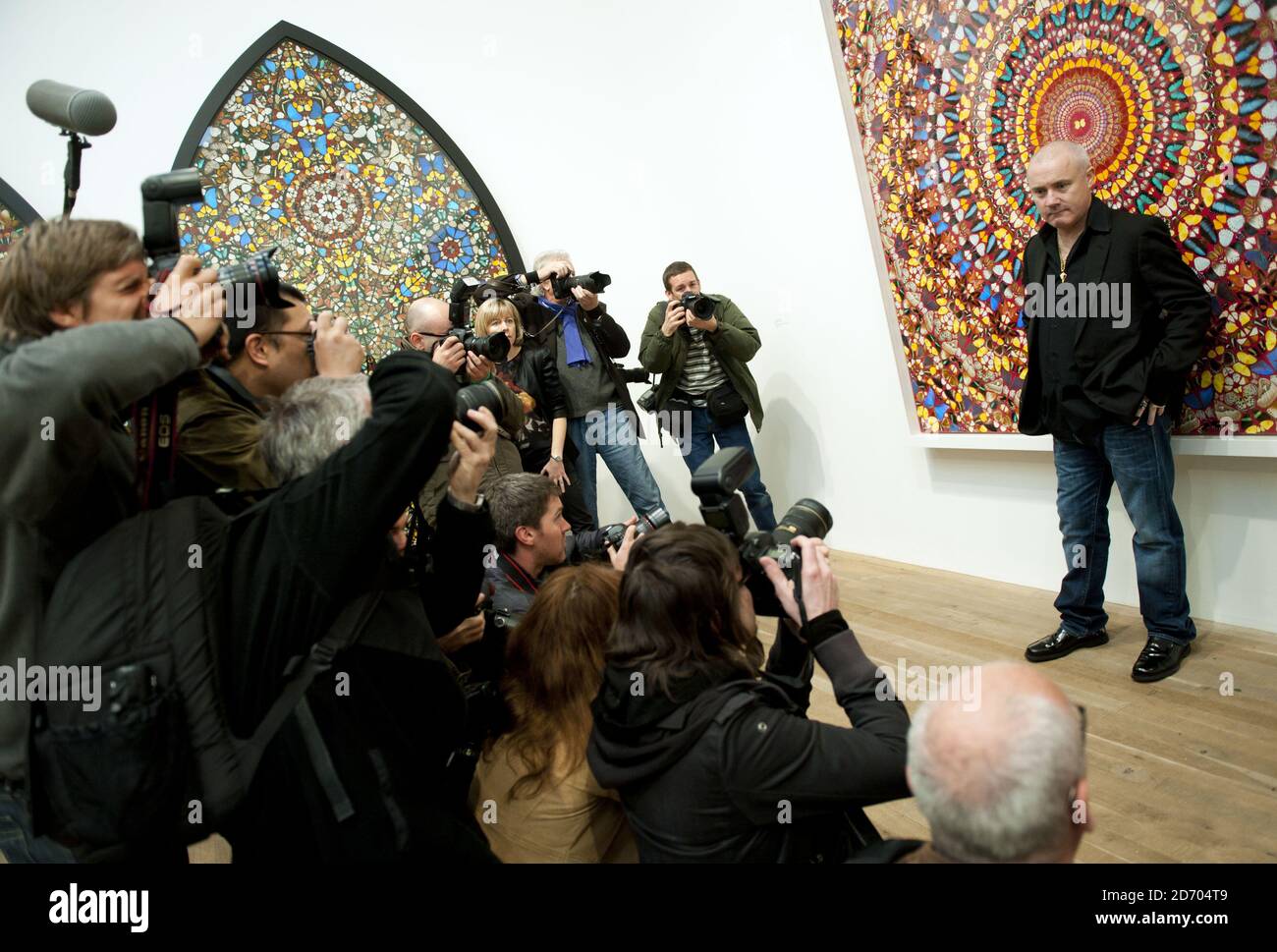 L'artista Damien Hirst ha raffigurato di fronte al suo lavoro i Am Become Death, Shatterer of Worlds, in mostra ad una mostra retrospettiva del suo lavoro alla Tate Modern Gallery di Londra. Foto Stock