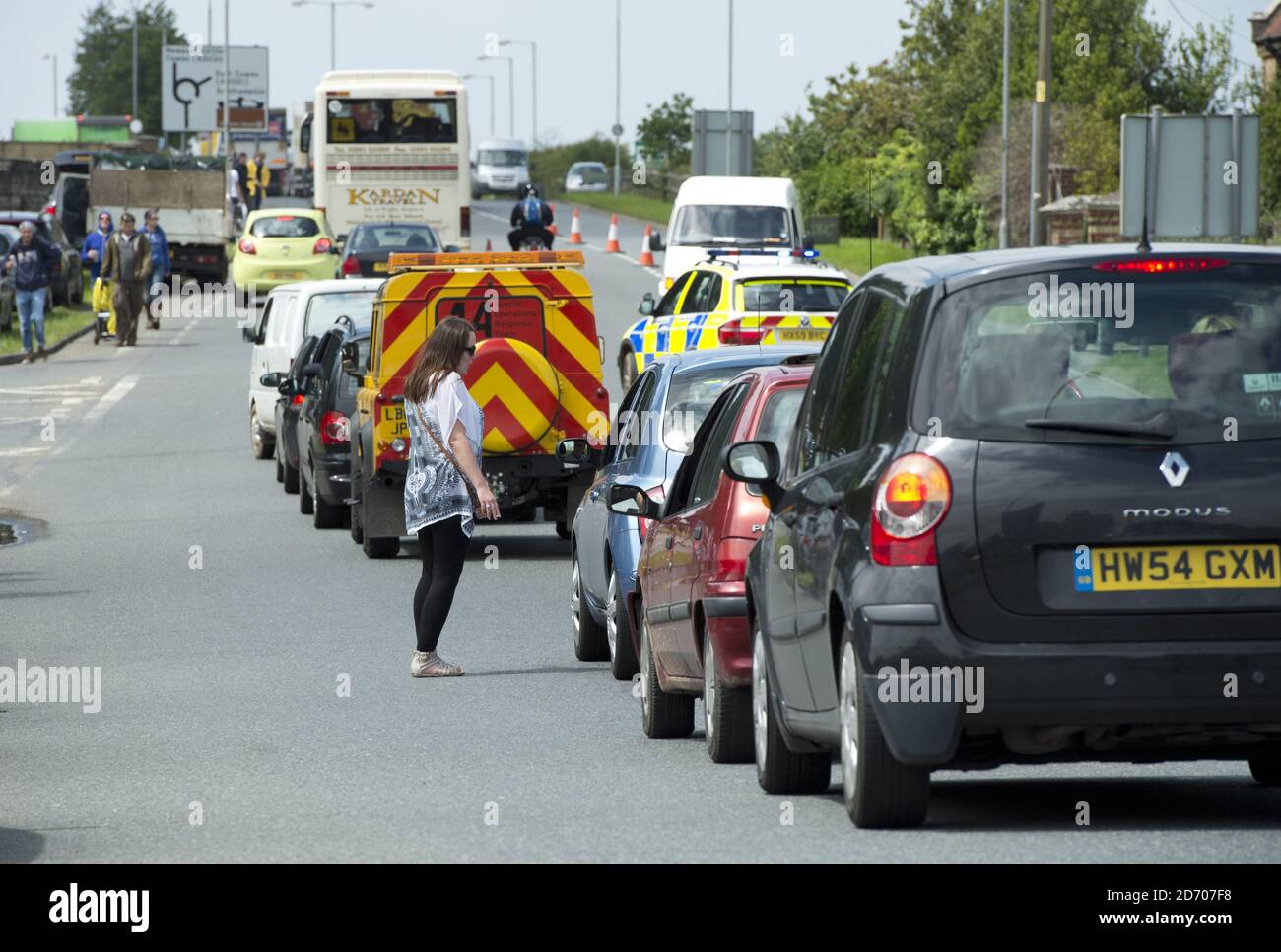 Le code al traffico si accumulano fuori dell'Isola di Wight, in quanto i parcheggi sono chiusi a causa di inondazioni durante il festival dell'Isola di Wight, a Seaclose Park. Foto Stock