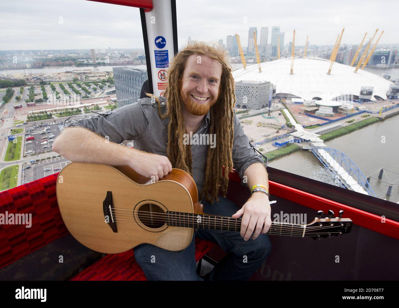 Newton Faulkner ha suonato un concerto esclusivo su Londra, su una delle funivie aeree degli Emirati Olimpici. Foto Stock