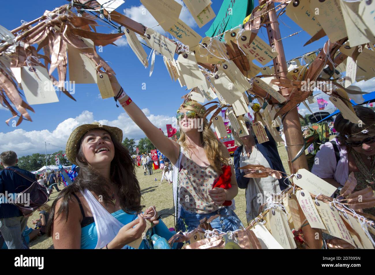 I festaioli desiderano il Band4Hope 'Tree of Hope' al festival Womad, a Charlton Park nel Wiltshire. Foto Stock