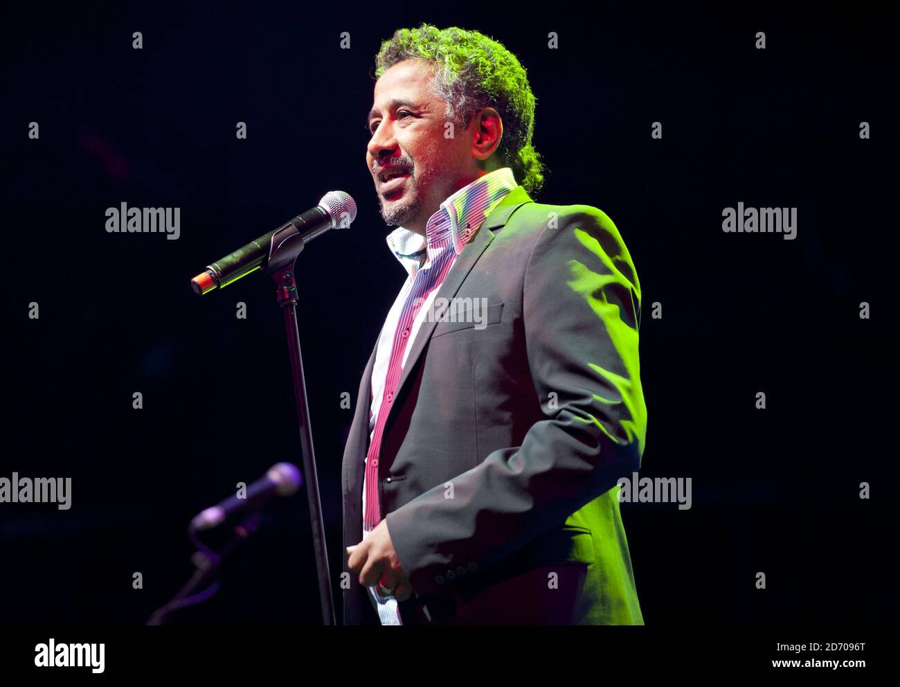 Khaled si esibisce al festival Womad, al Charlton Park nel Wiltshire. Foto Stock