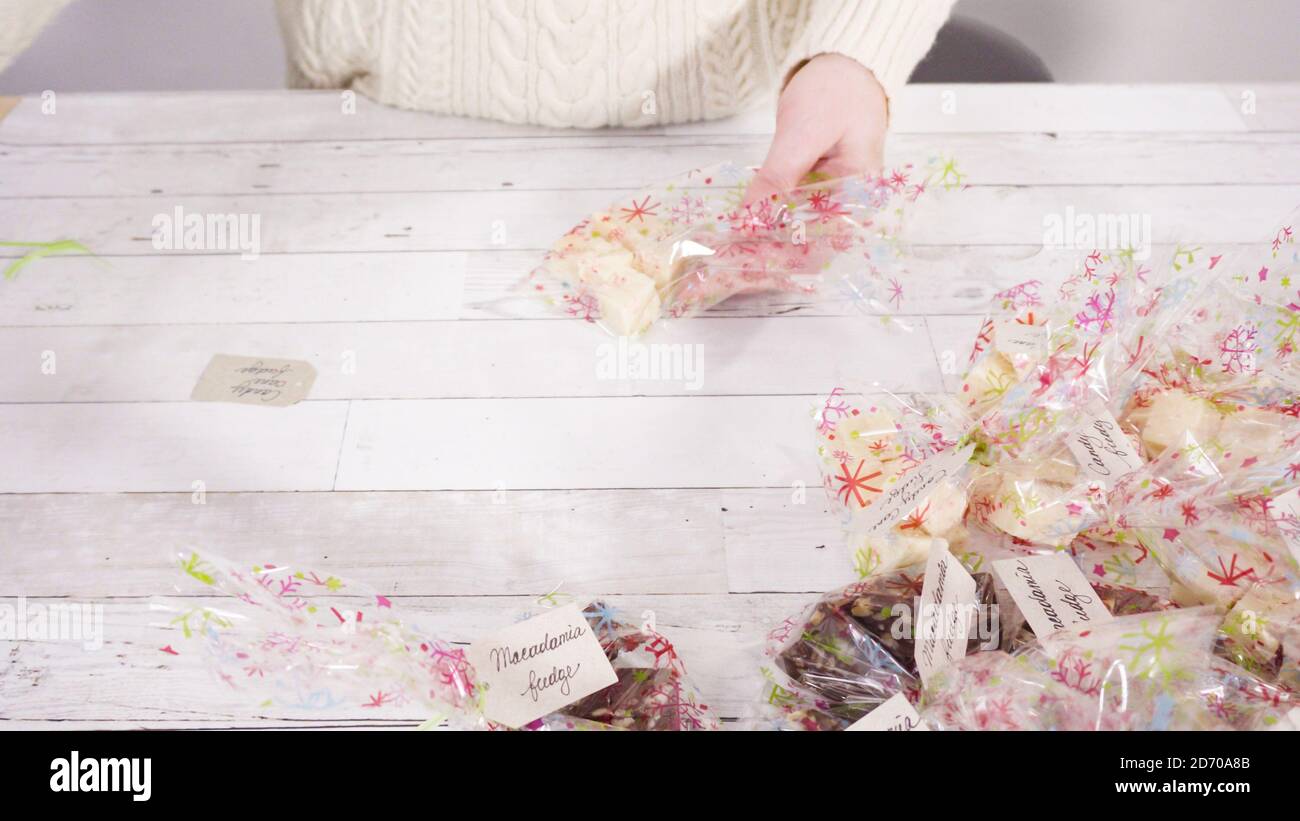 Passo dopo passo. Confezionare in casa caramelle canna fucnge in piccoli  sacchetti regalo Foto stock - Alamy