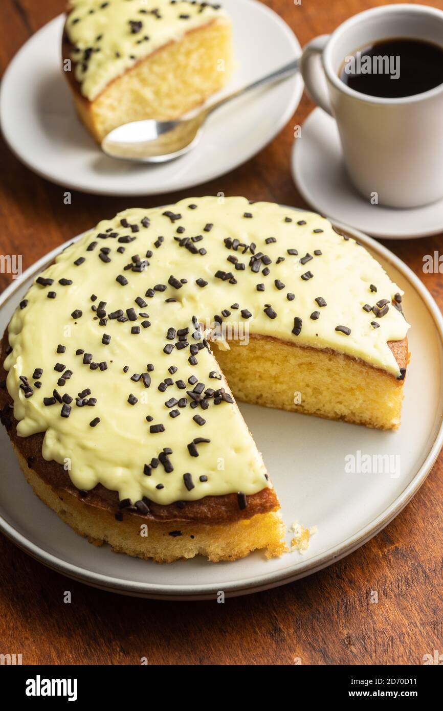 Dolce torta al limone su tavolo di legno. Foto Stock