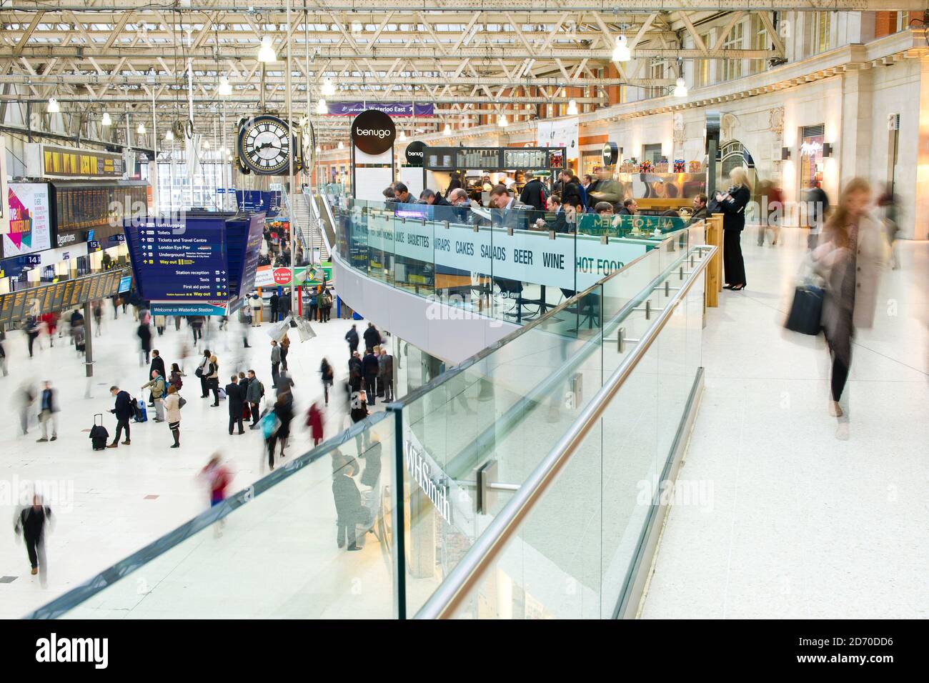 Vista generale del nuovo balcone al dettaglio alla stazione di Waterloo, Londra. Foto Stock