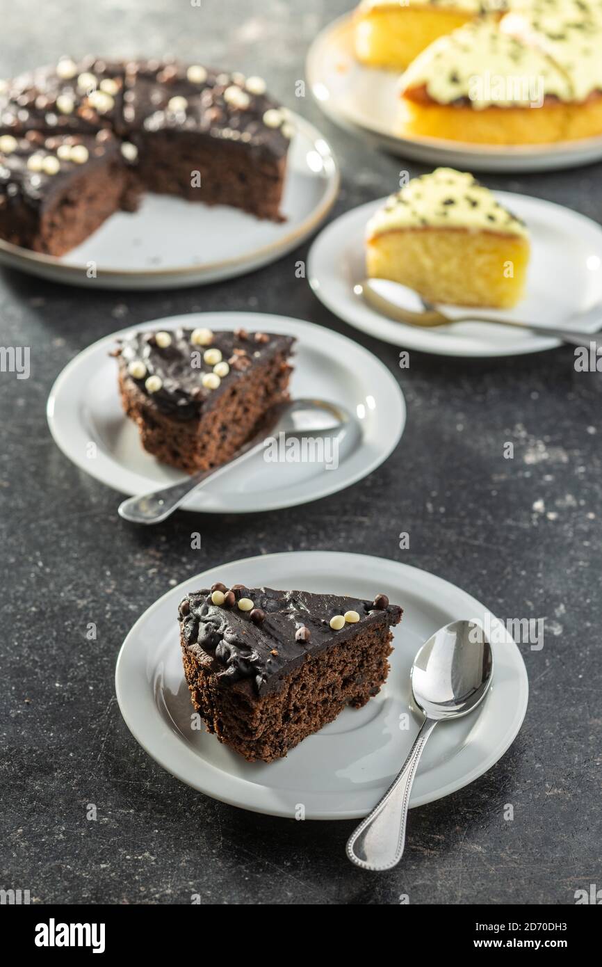 Pezzo di torta al cioccolato sul piatto da dessert sul tavolo nero. Foto Stock