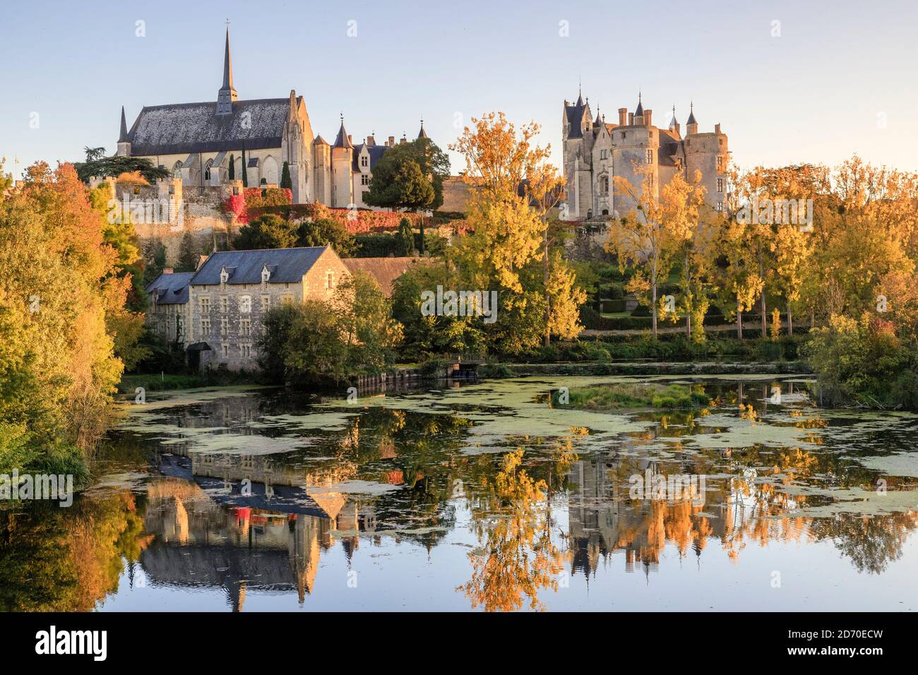 Francia, Maine et Loire, Parco Naturale Regionale della Loira Anjou Touraine, Montreuil Bellay, fiume Thouet, chiesa collegiata di Notre Dame e il castello // fra Foto Stock