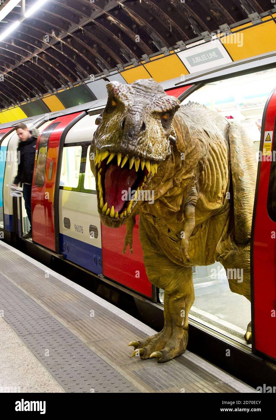 *PRODOTTO ALTERNATIVO* UN T-Rex si unisce ai pendolari londinesi a Charing Cross Station durante il loro viaggio al lavoro, per segnare il lancio di Primeval: New World. Foto Stock