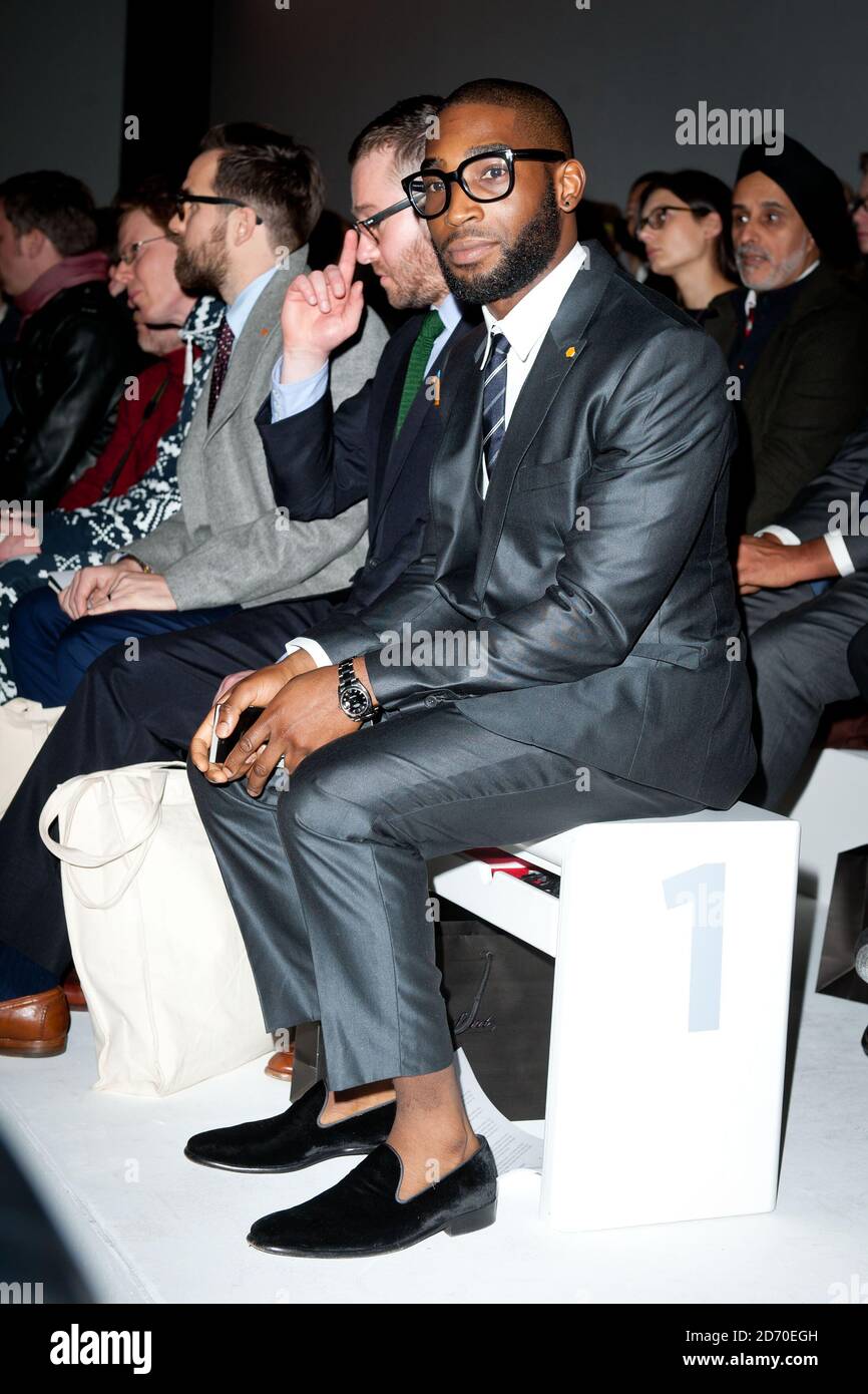 Tinie Tempah in prima fila alla sfilata di moda MR Start tenuta