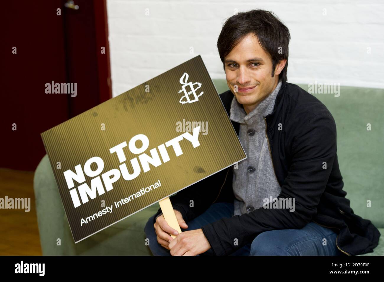 Gael Garcia Bernal ha raffigurato presso gli uffici di Amnesty International nella parte est di Londra, a sostegno della loro campagna per porre fine alle violazioni dei diritti umani in tutto il mondo. Foto Stock