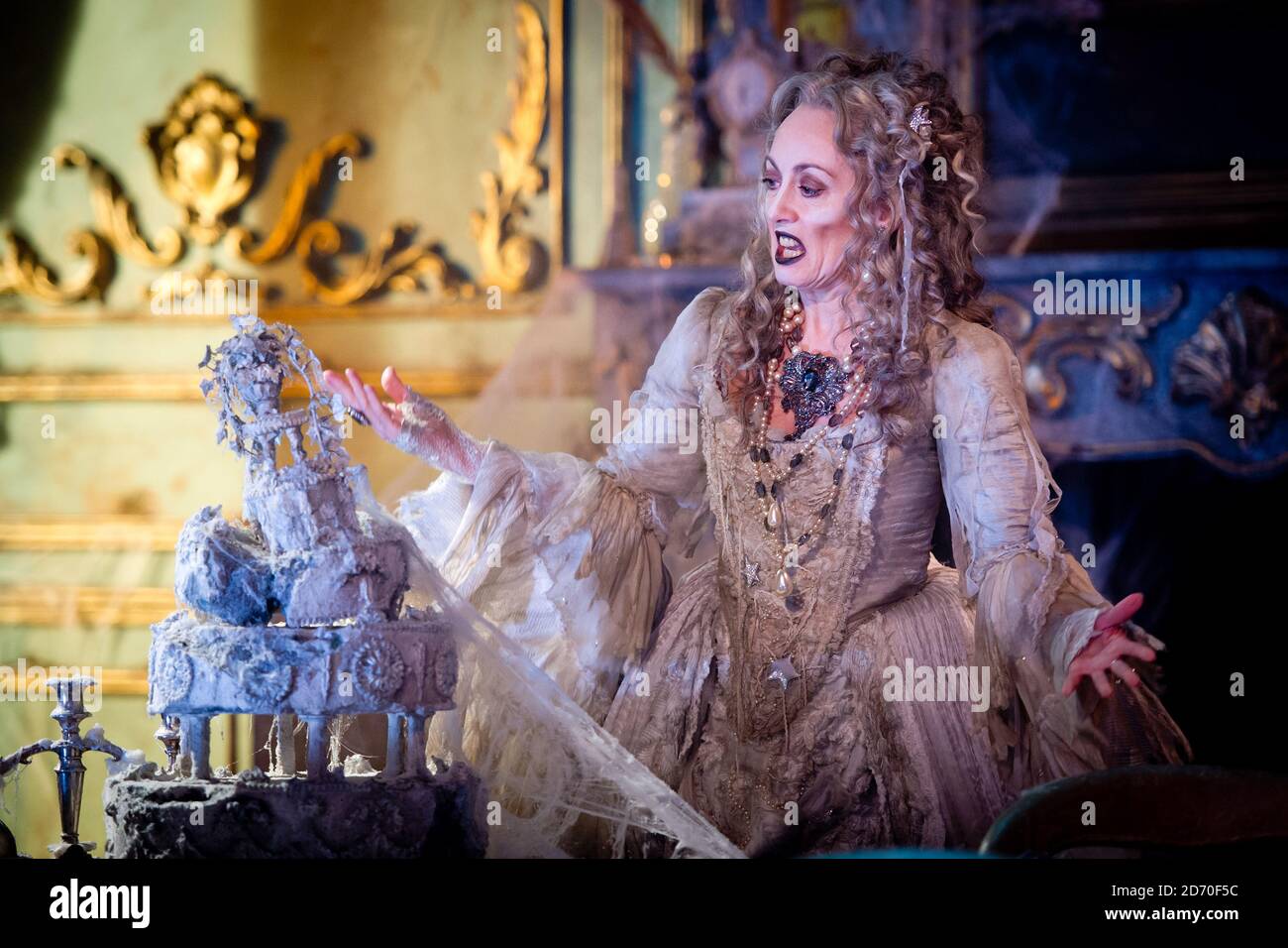 Paula Wilcox suona Miss Havisham, durante una prova di abbigliamento per  grandi aspettative, al Vaudeville Theatre nel centro di Londra Foto stock -  Alamy
