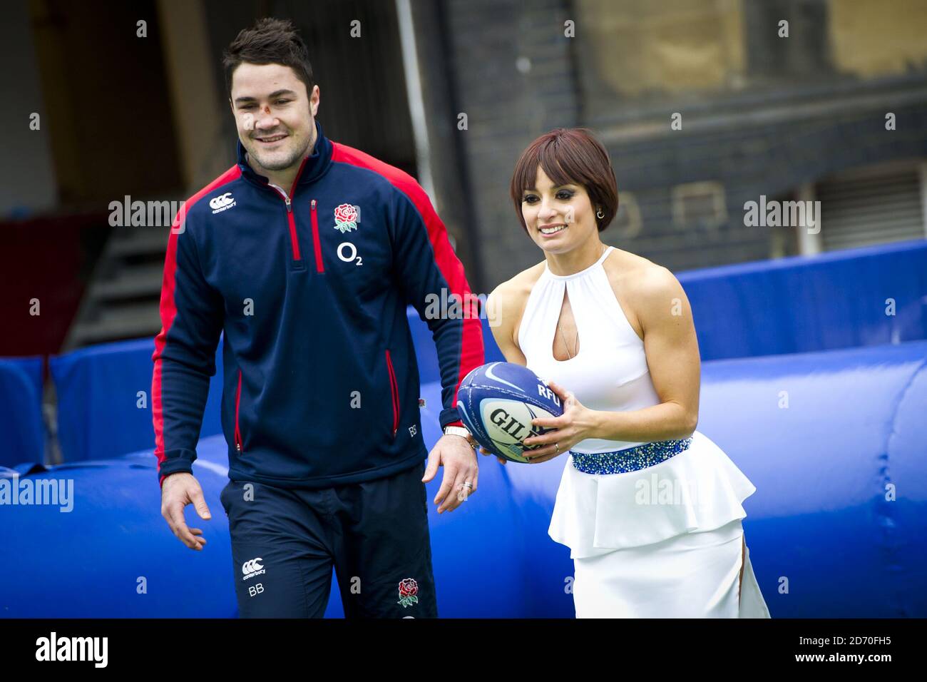 Flavia Cacace ha ritratto con il giocatore di rugby inglese Brad Barritt al lancio della RFU e O2 National Touch Rugby Tour, presso la Truman Brewery nella parte est di Londra. Il tour mira a promuovere lo sport senza contatto in tutta l'Inghilterra. Foto Stock