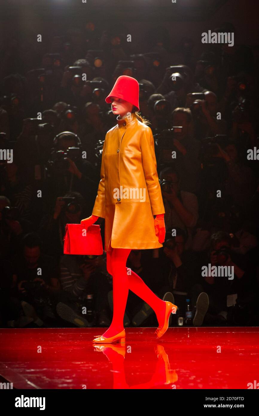 Un modello indossa un disegno di Jasper Conran, durante la sfilata di passerella autunno/inverno 2013 come parte della London Fashion Week alla Somerset House, Londra. Foto Stock