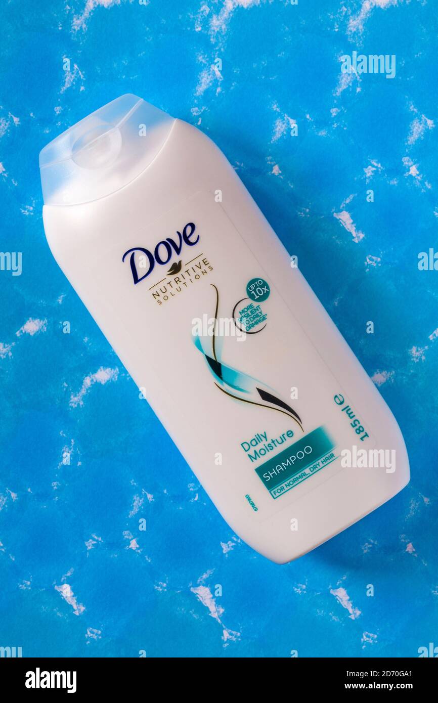 Bottiglia di colomba nutriente soluzioni Daily Moisture Shampoo Set on sfondo con motivi blu Foto Stock