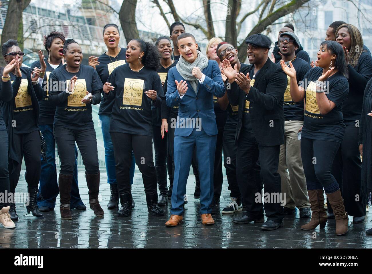 Jahmene Douglas suona con il London Community Gospel Choir, sulla South Bank di Londra. Foto Stock