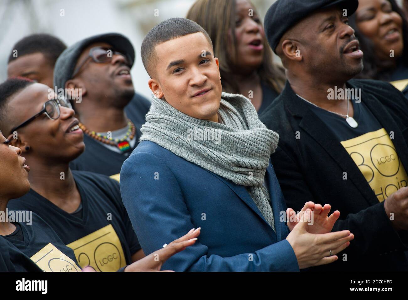 Jahmene Douglas suona con il London Community Gospel Choir, sulla South Bank di Londra. Foto Stock