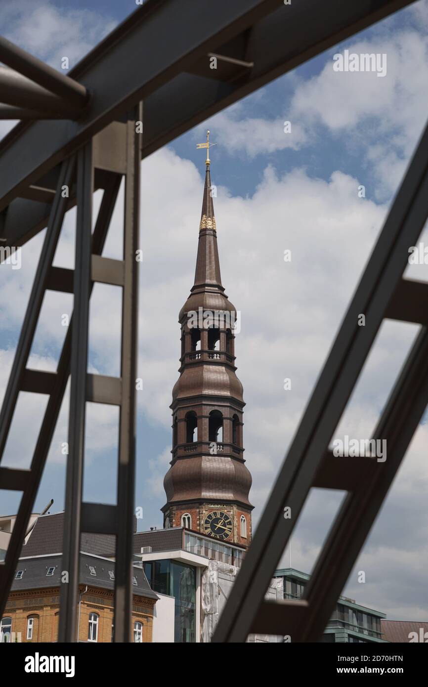 Centro storico la chiesa di Santa Caterina (Katharinenkirche), uno dei cinque principali Chiese luterane (Hamburger Hauptkirchen) con il vecchio ponte in Amburgo, G Foto Stock