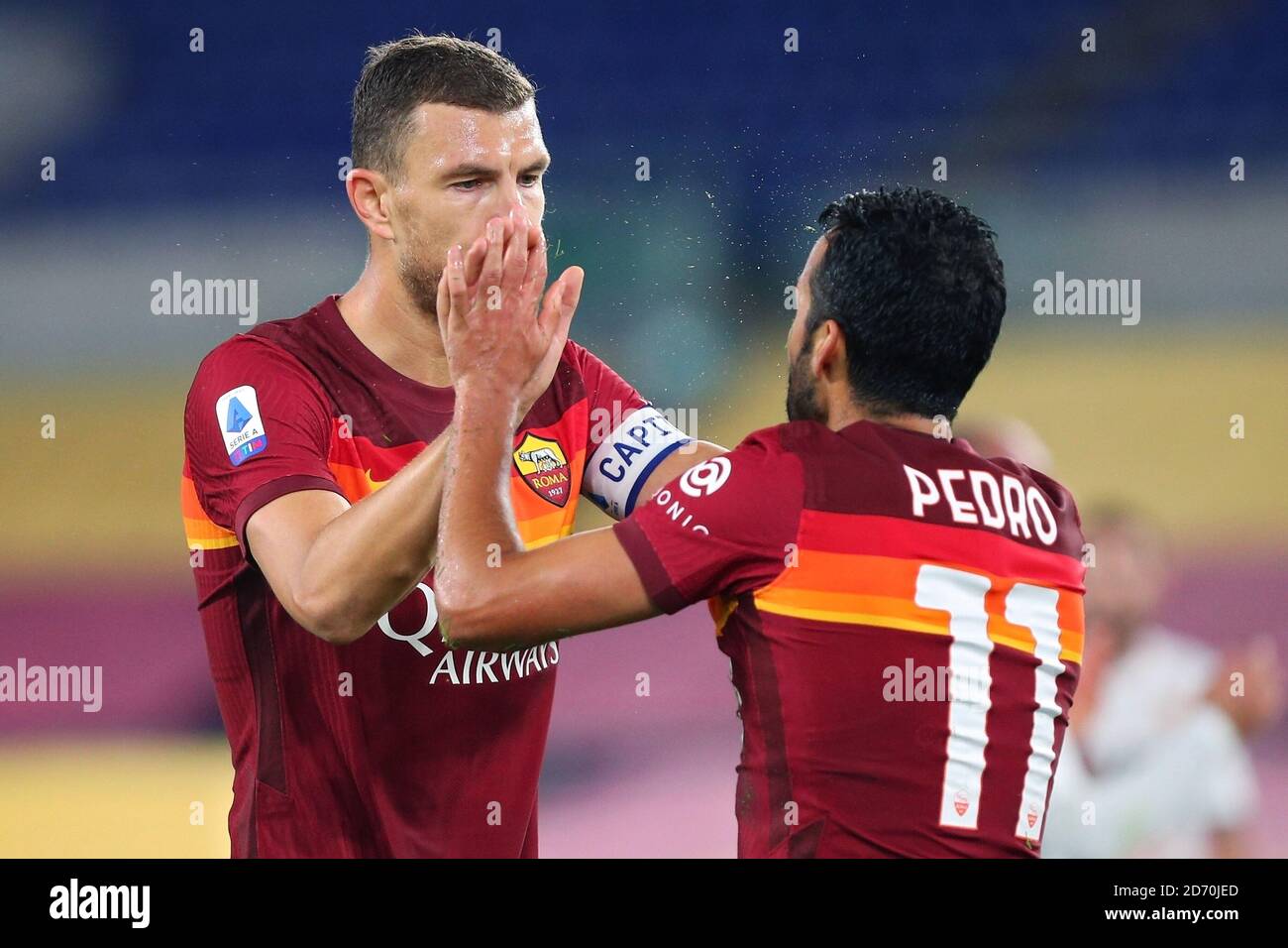 din Dzeko (R) e Pedro Rodriguez si congratulano a vicenda durante Il campionato italiano Serie UNA partita di calcio tra AS Roma E Benevento Calcio Foto Stock