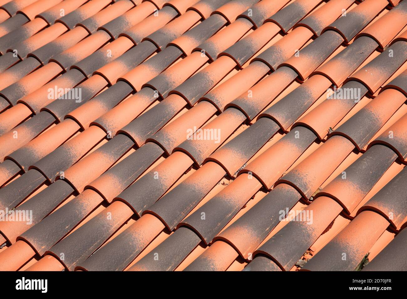 Antico tetto in cotto rosso arancio sfondo Foto Stock