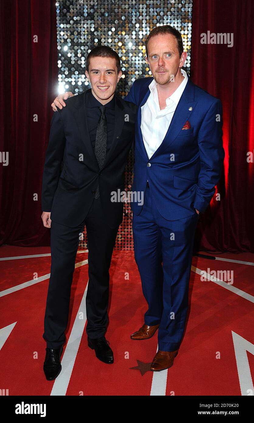 Luke Roskell (a sinistra) e Liam Fox in arrivo per il British SOAP Awards 2013 a MediaCityUK, Salford, Manchester. Foto Stock