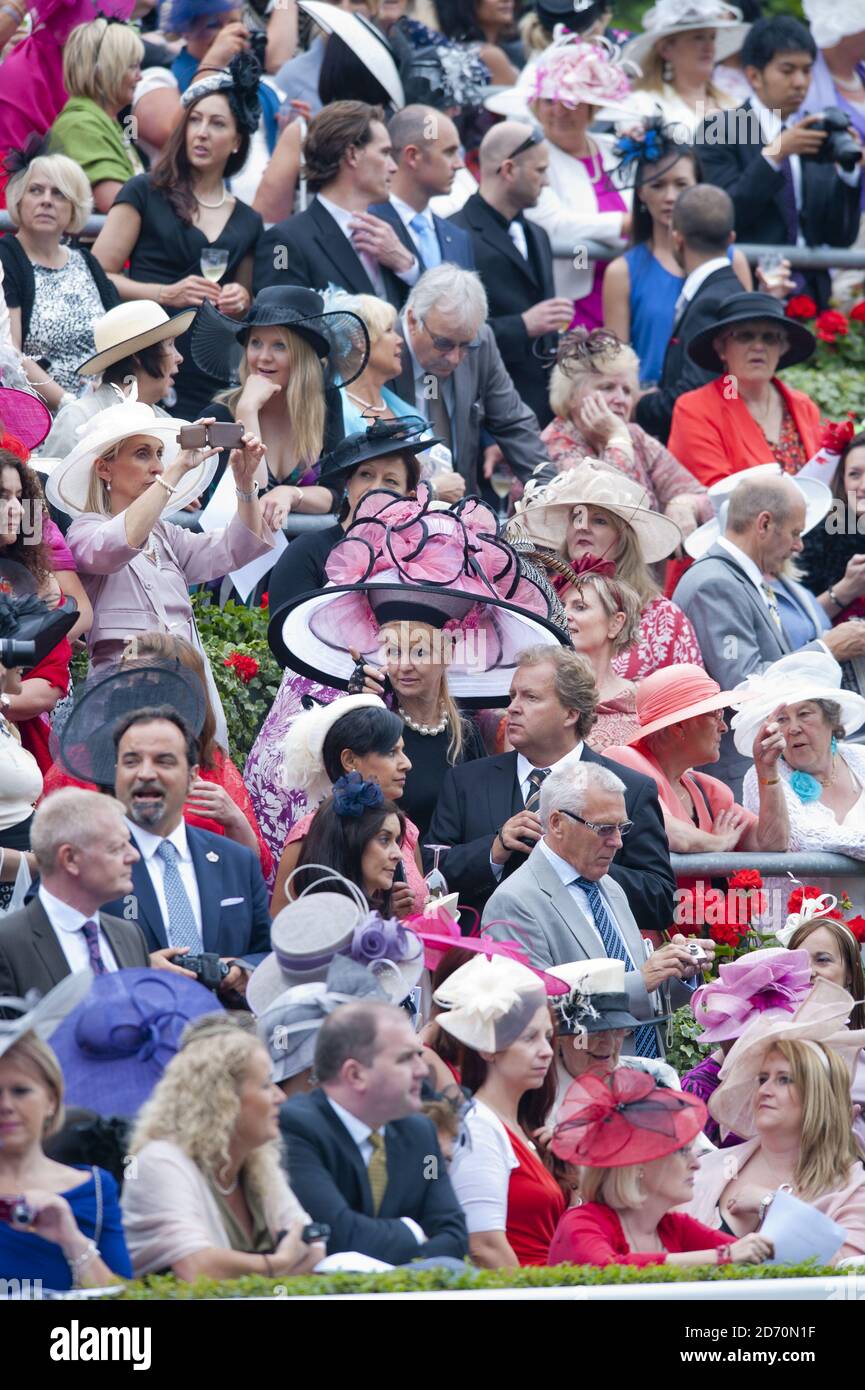 Atmosfera durante il giorno delle Signore al Royal Ascot Meeting 2013, presso l'ippodromo Ascot nel Berkshire Foto Stock